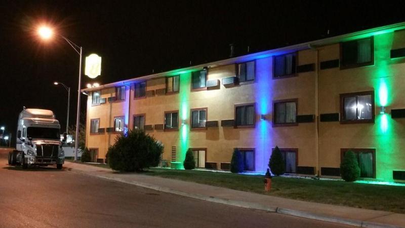 Super 8 By Wyndham Kansas City Airport North Eksteriør billede